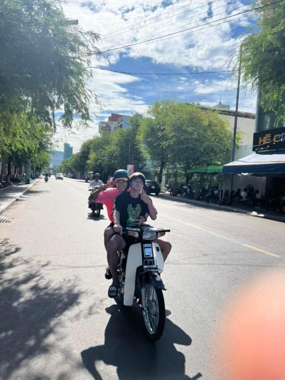 Đoàn Văn Hậu được Hà Đức Chinh chở đi chơi bằng xe máy, dân mạng soi 2 lỗi vi phạm luật giao thông - ảnh 3