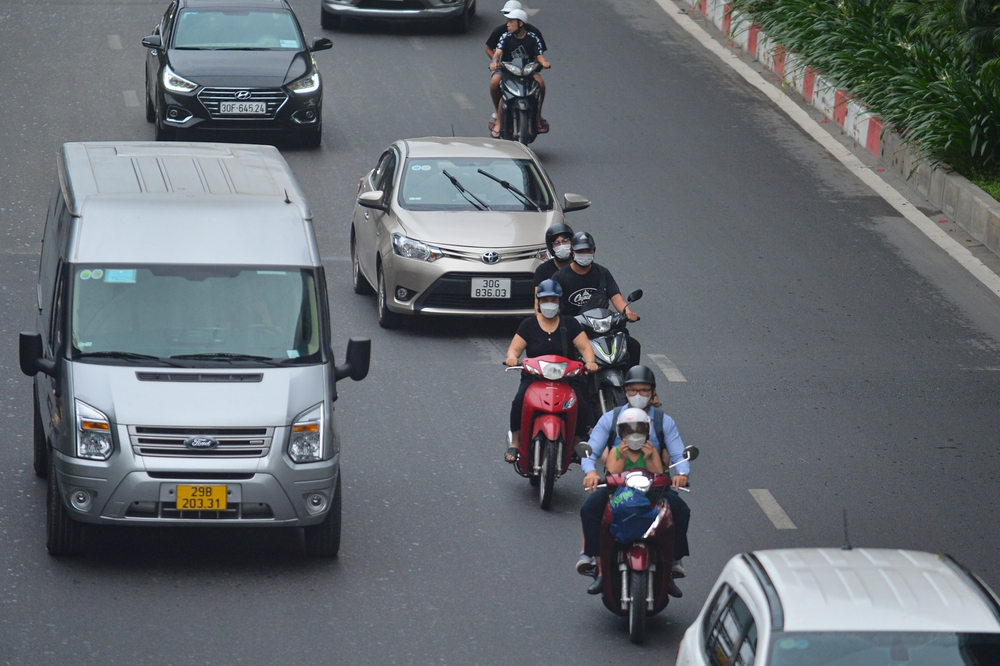 Ngày đầu dựng dải phân cách trên đường Nguyễn Trãi: Giao thông hỗn loạn, xe máy vẫn đi vào làn ô tô - ảnh 17