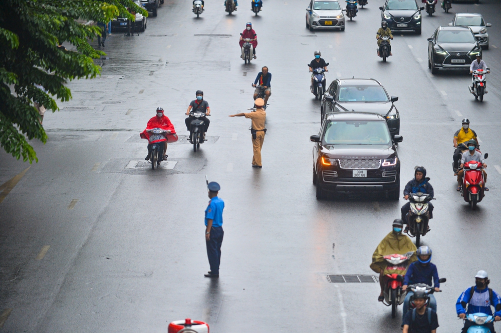 Ngày đầu dựng dải phân cách trên đường Nguyễn Trãi: Giao thông hỗn loạn, xe máy vẫn đi vào làn ô tô - ảnh 13