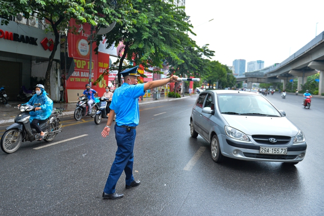 Ngày đầu dựng dải phân cách trên đường Nguyễn Trãi: Giao thông hỗn loạn, xe máy vẫn đi vào làn ô tô - ảnh 11