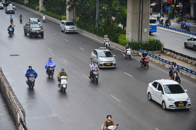 Ngày đầu dựng dải phân cách trên đường Nguyễn Trãi: Giao thông hỗn loạn, xe máy vẫn đi vào làn ô tô - ảnh 9