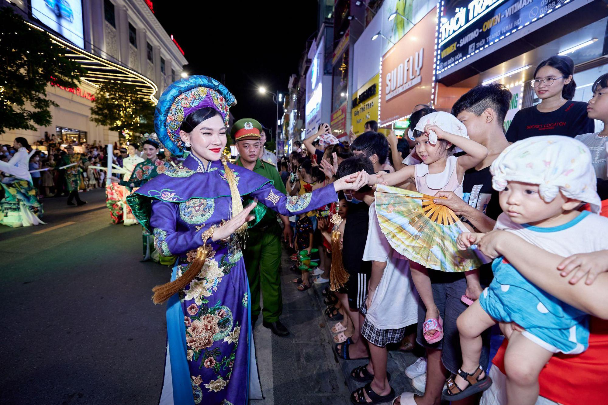 Hà Nam tưng bừng hai đêm Lễ hội đường phố Carnival đa màu sắc - ảnh 8