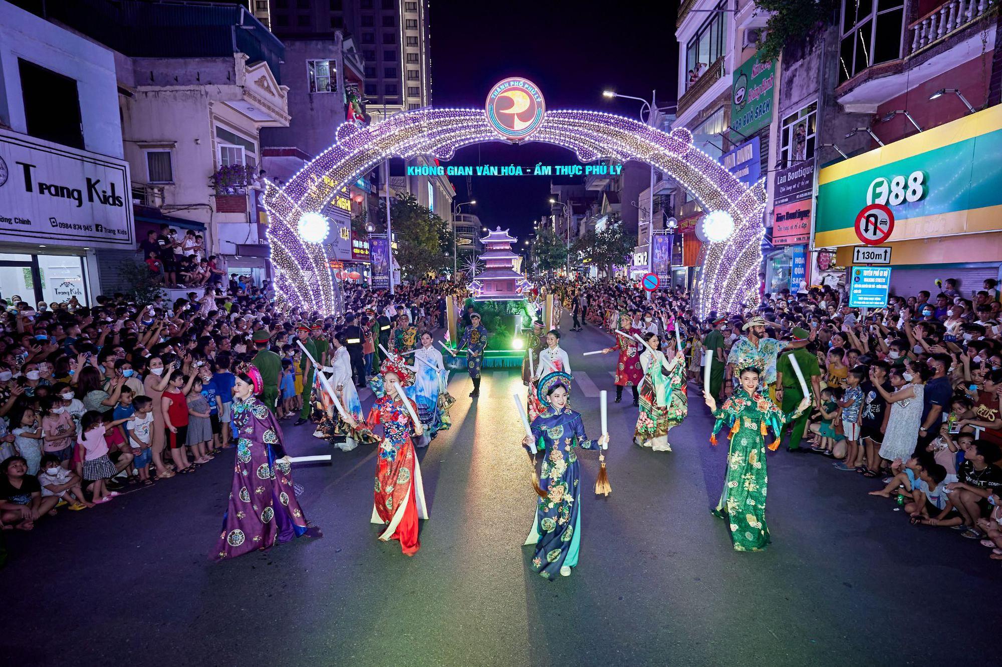 Hà Nam tưng bừng hai đêm Lễ hội đường phố Carnival đa màu sắc - ảnh 1