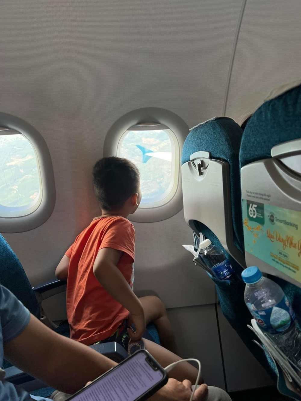 Màn ‘giao dịch’ của cậu bé lần đầu đi máy bay không được ngồi gần cửa sổ gây sốt - ảnh 2
