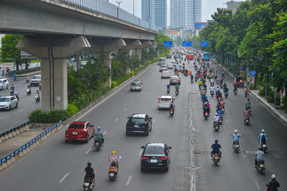 Ngày đầu dựng dải phân cách trên đường Nguyễn Trãi: Giao thông hỗn loạn, xe máy vẫn đi vào làn ô tô - ảnh 4