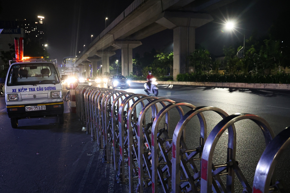 Ngày đầu dựng dải phân cách trên đường Nguyễn Trãi: Giao thông hỗn loạn, xe máy vẫn đi vào làn ô tô - ảnh 2