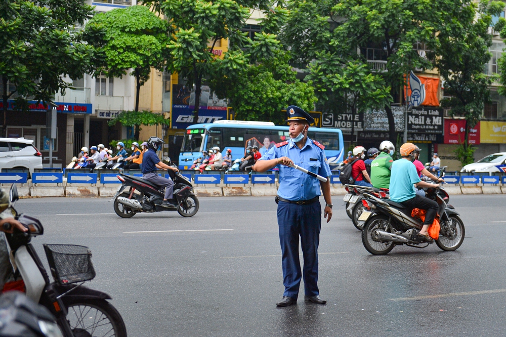 Ngày đầu dựng dải phân cách trên đường Nguyễn Trãi: Giao thông hỗn loạn, xe máy vẫn đi vào làn ô tô - ảnh 12