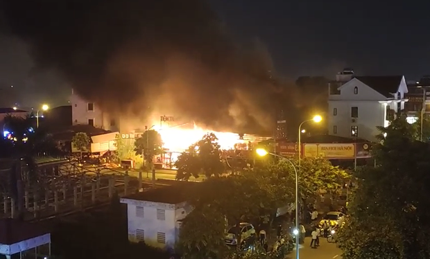 Hà Nội: Liên tiếp xảy ra cháy tại quán trà chanh và nhà dân trong đêm - ảnh 2