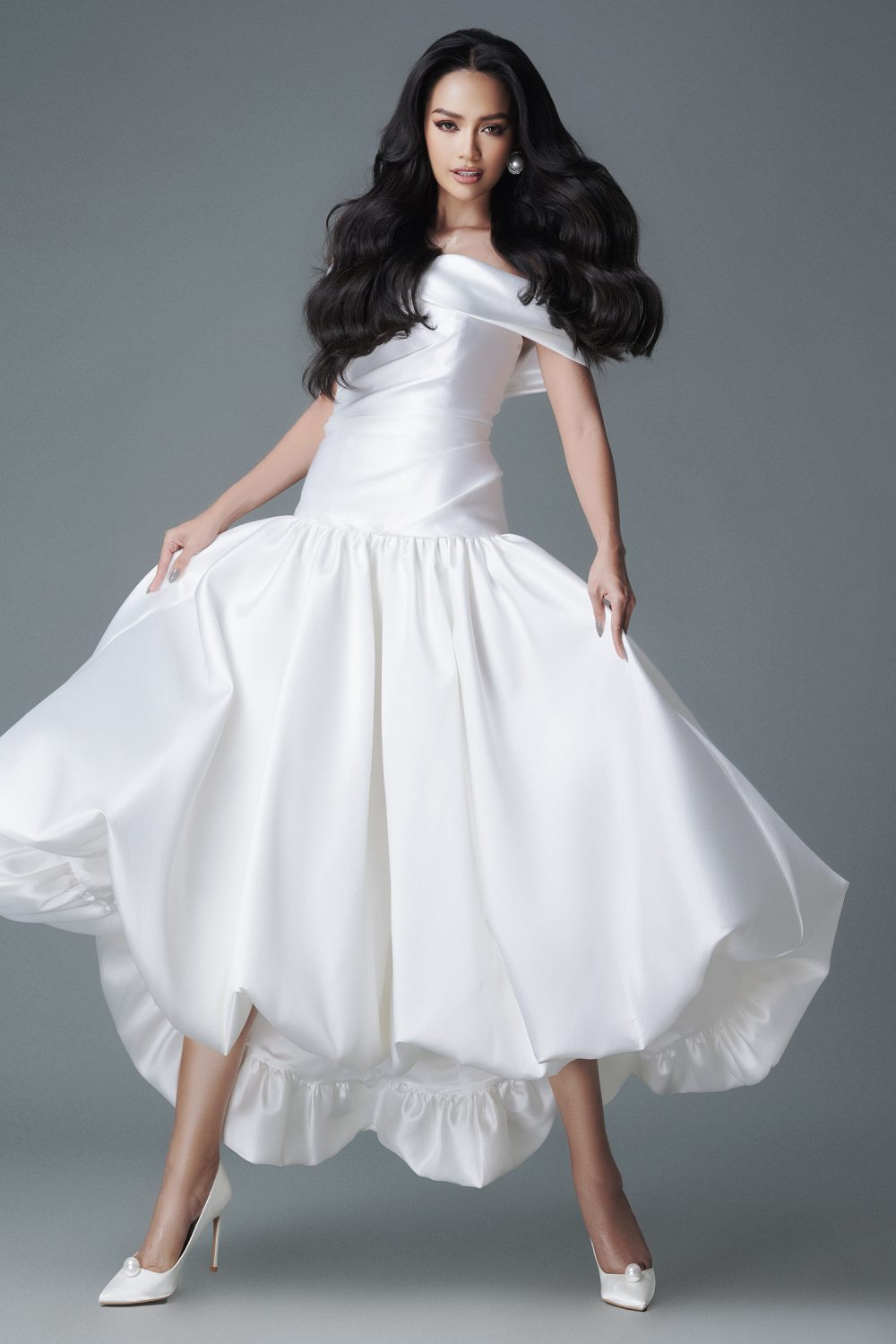 Hoa hậu Ngọc Châu thanh lịch trong sắc trắng - ảnh 1