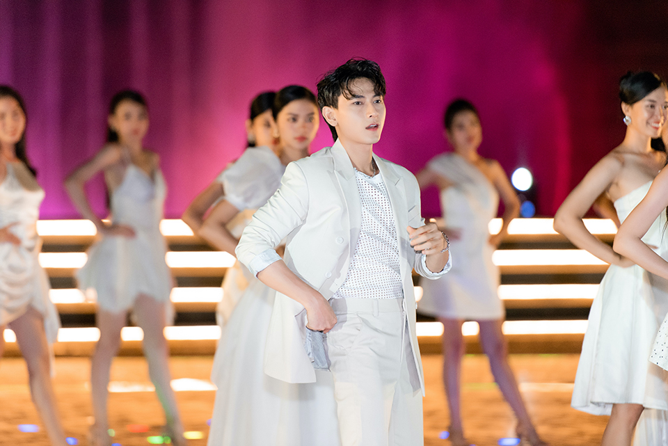 Isaac cùng Top 37 người đẹp Miss World Vietnam 2022 ra mắt MV ''Summer Love'' - ảnh 3
