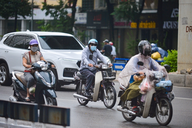Ngày đầu dựng dải phân cách trên đường Nguyễn Trãi: Giao thông hỗn loạn, xe máy vẫn đi vào làn ô tô - ảnh 8