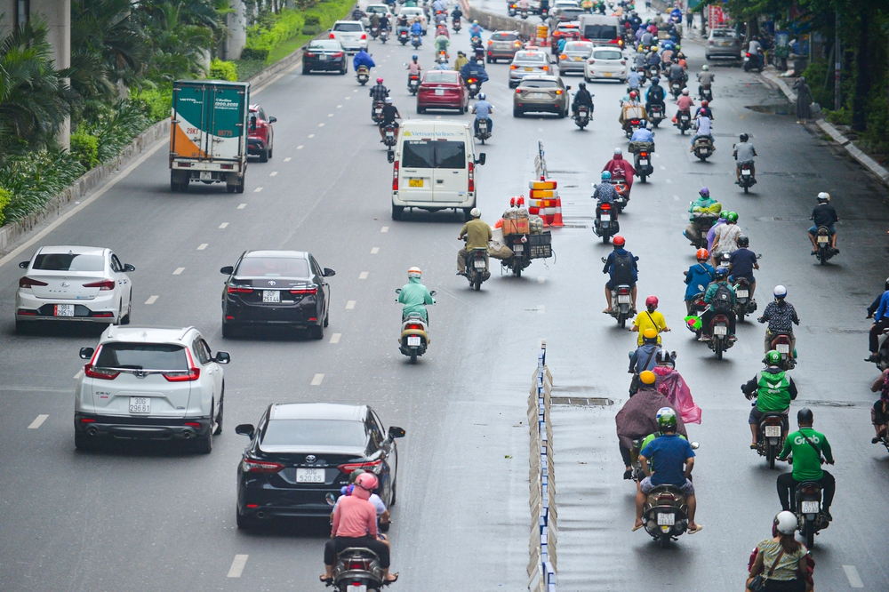 Ngày đầu dựng dải phân cách trên đường Nguyễn Trãi: Giao thông hỗn loạn, xe máy vẫn đi vào làn ô tô - ảnh 5