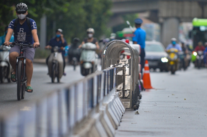 Ngày đầu dựng dải phân cách trên đường Nguyễn Trãi: Giao thông hỗn loạn, xe máy vẫn đi vào làn ô tô - ảnh 7