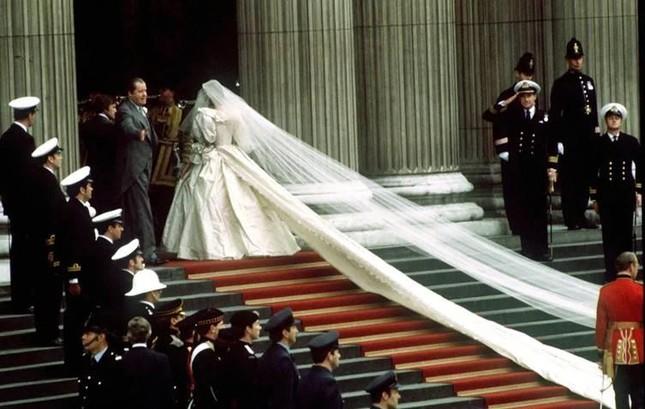 Những bí mật đằng sau chiếc váy cưới của Công nương Diana - ảnh 3