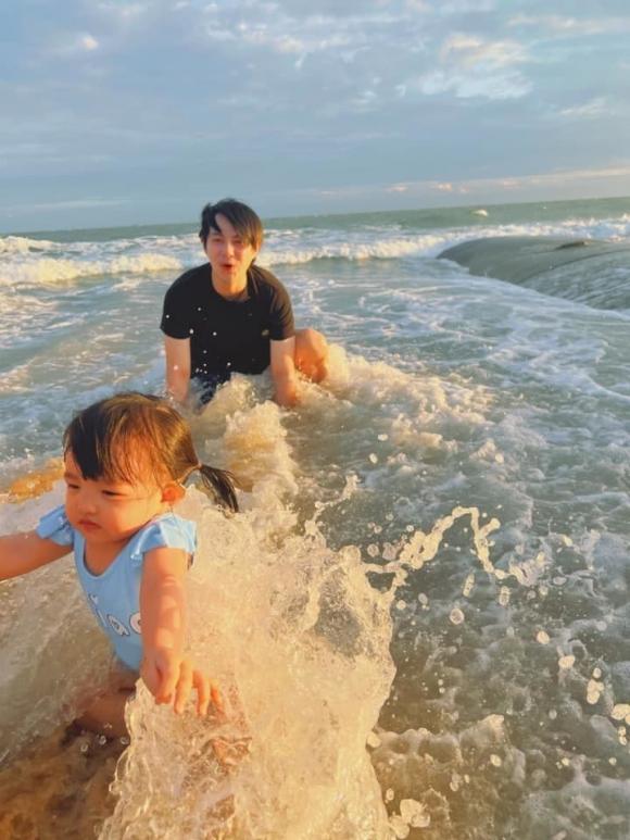 Con gái Đông Nhi đam mê bơi lội, biểu cảm hối thúc bố mẹ dạy bơi siêu cưng - ảnh 7