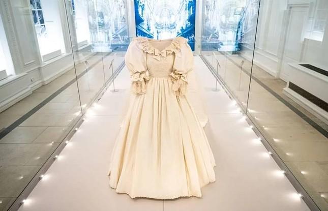Những bí mật đằng sau chiếc váy cưới của Công nương Diana - ảnh 5