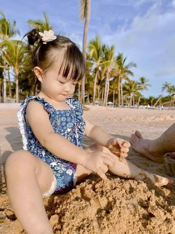 Con gái Đông Nhi đam mê bơi lội, biểu cảm hối thúc bố mẹ dạy bơi siêu cưng - ảnh 6