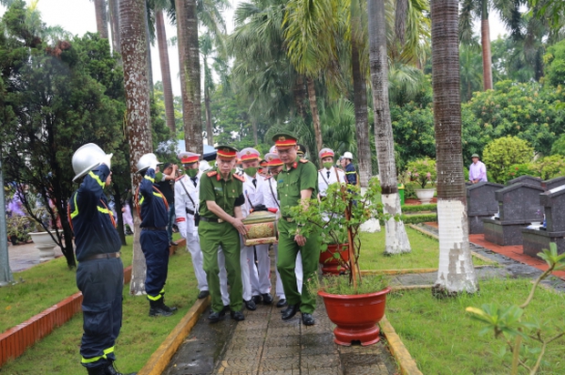 Hình ảnh xúc động tiễn biệt liệt sĩ Đỗ Đức Việt về nơi an nghỉ cuối cùng - ảnh 3