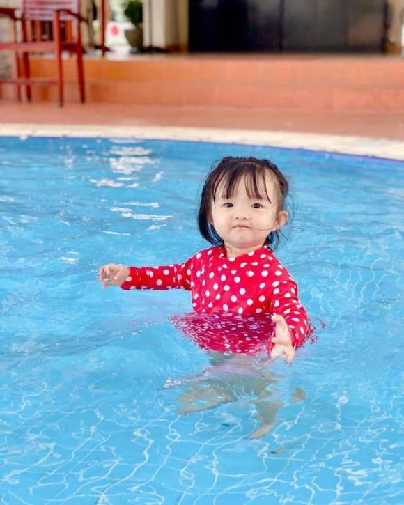 Con gái Đông Nhi đam mê bơi lội, biểu cảm hối thúc bố mẹ dạy bơi siêu cưng - ảnh 5