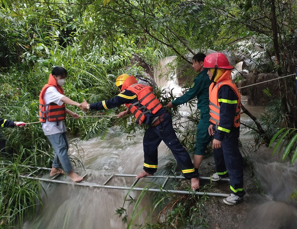 Cảnh sát giải cứu 23 người ‘mắc kẹt’ tại suối do mưa to, nước chảy xiết - ảnh 1