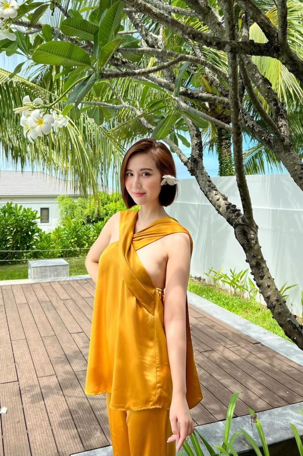 Gu thời trang đặc biệt của “boss” Vân Trang “Thương ngày nắng về”: Mê mệt màu trắng - ảnh 12