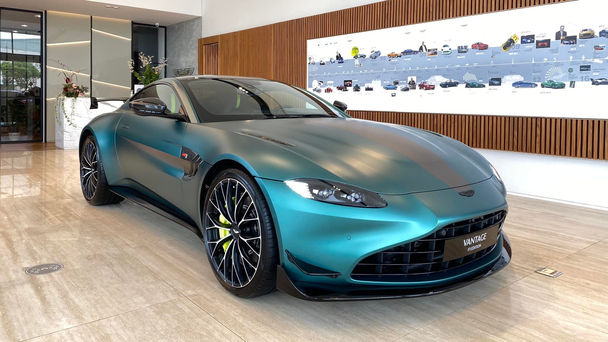Bộ đôi siêu xe Aston Martin giá gần 40 tỉ đồng về Việt Nam - ảnh 2