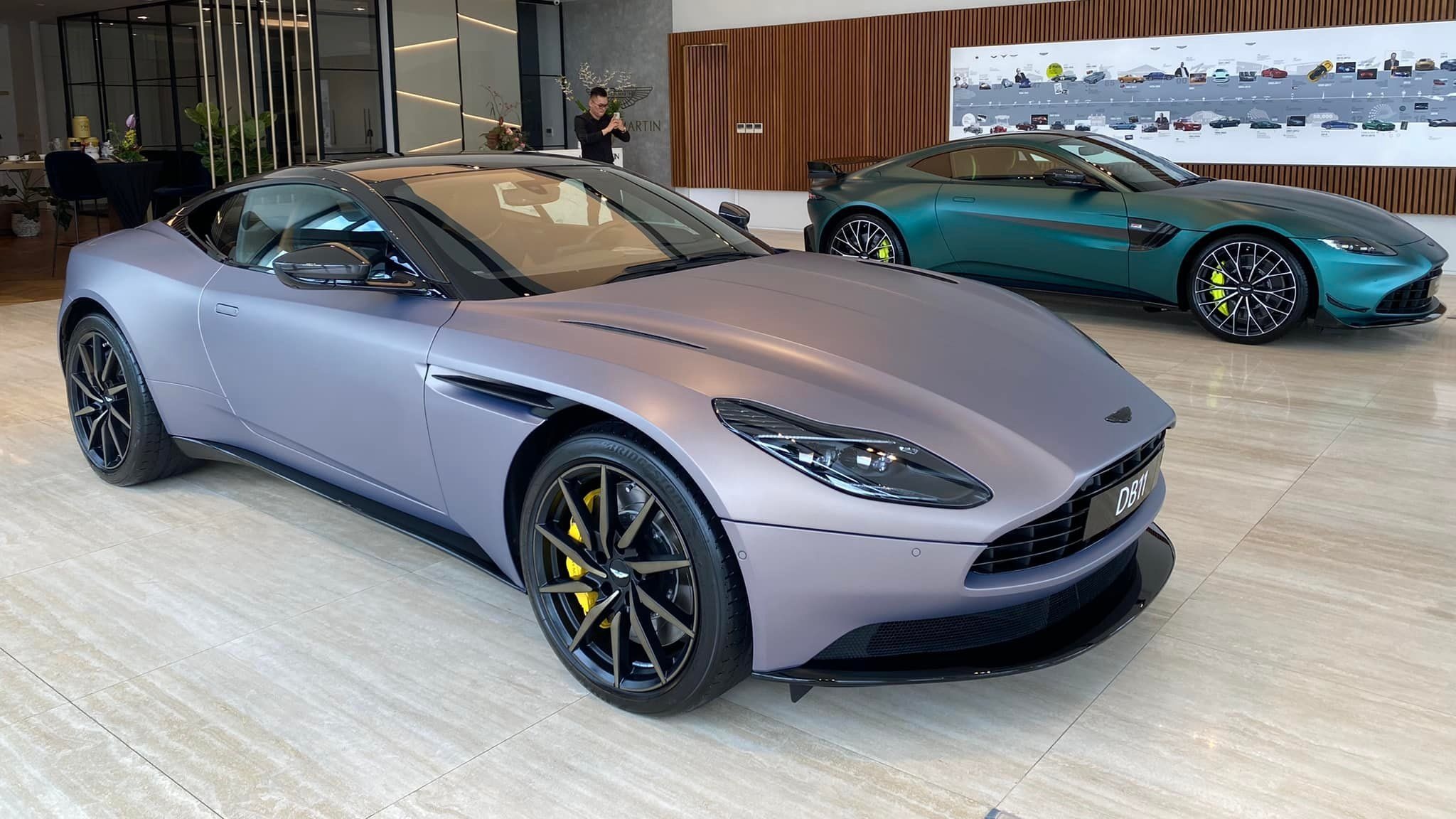 Bộ đôi siêu xe Aston Martin giá gần 40 tỉ đồng về Việt Nam - ảnh 1