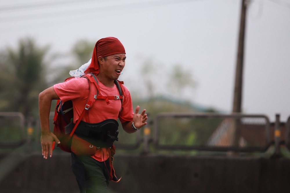 Chàng trai đi bộ xuyên Việt hơn 2 năm: Xin việc đổi đồ ăn và chỗ ngủ - ảnh 10