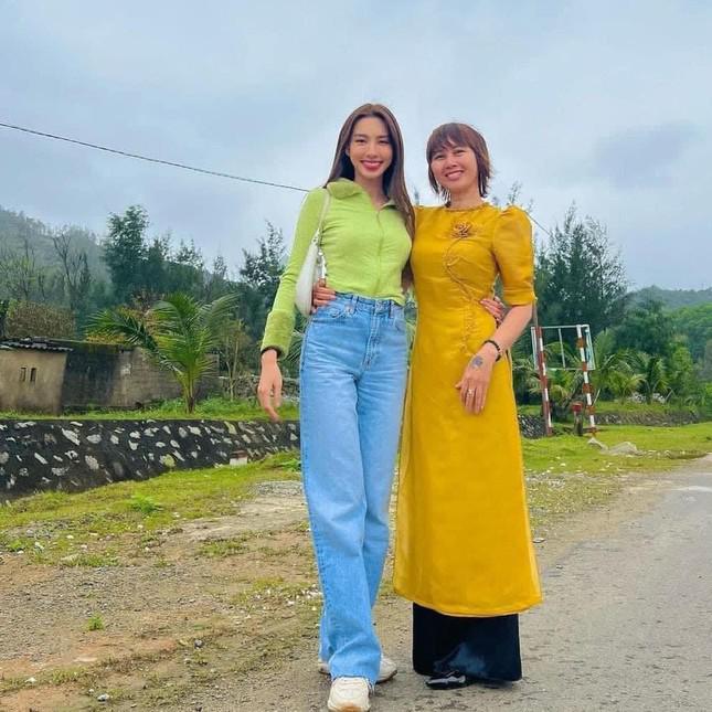 Nhan sắc trẻ đẹp ''vượt thời gian'' của mẹ Hoa hậu Thuỳ Tiên gây sốt trên mạng xã hội - ảnh 3