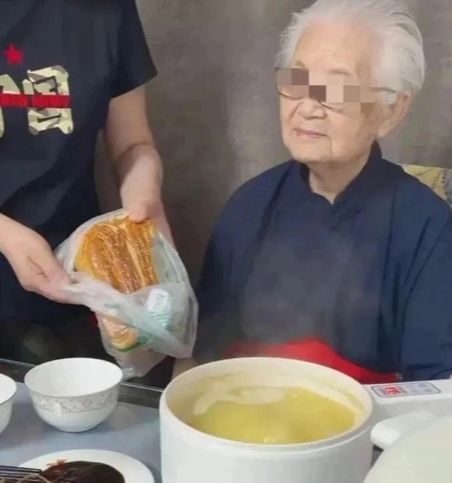 Bà cụ 94 tuổi trở thành công cụ livestream kiếm tiền cho con gái bóc trần thực trạng ăn bám kiểu mới trên mạng xã hội - ảnh 4
