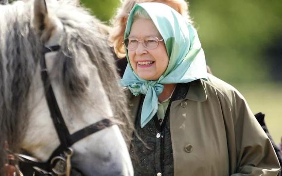 Gần 100 tuổi nhưng Nữ hoàng Anh vẫn có làn da đẹp ''mê người'', và đây là bí kíp của bà - ảnh 3