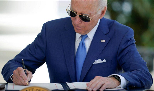 Tổng thống Mỹ Biden xét nghiệm âm tính với COVID-19 nhưng vẫn tiếp tục cách ly - ảnh 1