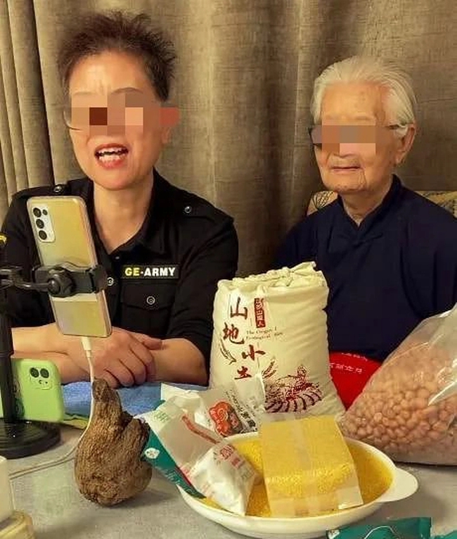 Bà cụ 94 tuổi trở thành công cụ livestream kiếm tiền cho con gái bóc trần thực trạng ăn bám kiểu mới trên mạng xã hội - ảnh 3