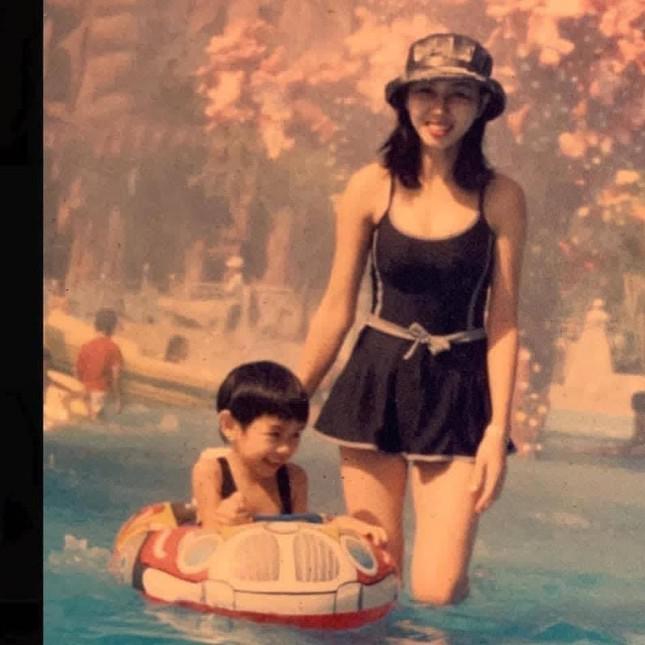 Nhan sắc trẻ đẹp ''vượt thời gian'' của mẹ Hoa hậu Thuỳ Tiên gây sốt trên mạng xã hội - ảnh 1