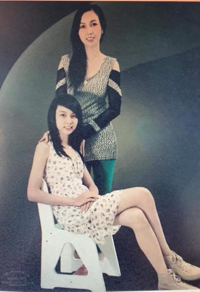 Nhan sắc trẻ đẹp ''vượt thời gian'' của mẹ Hoa hậu Thuỳ Tiên gây sốt trên mạng xã hội - ảnh 2