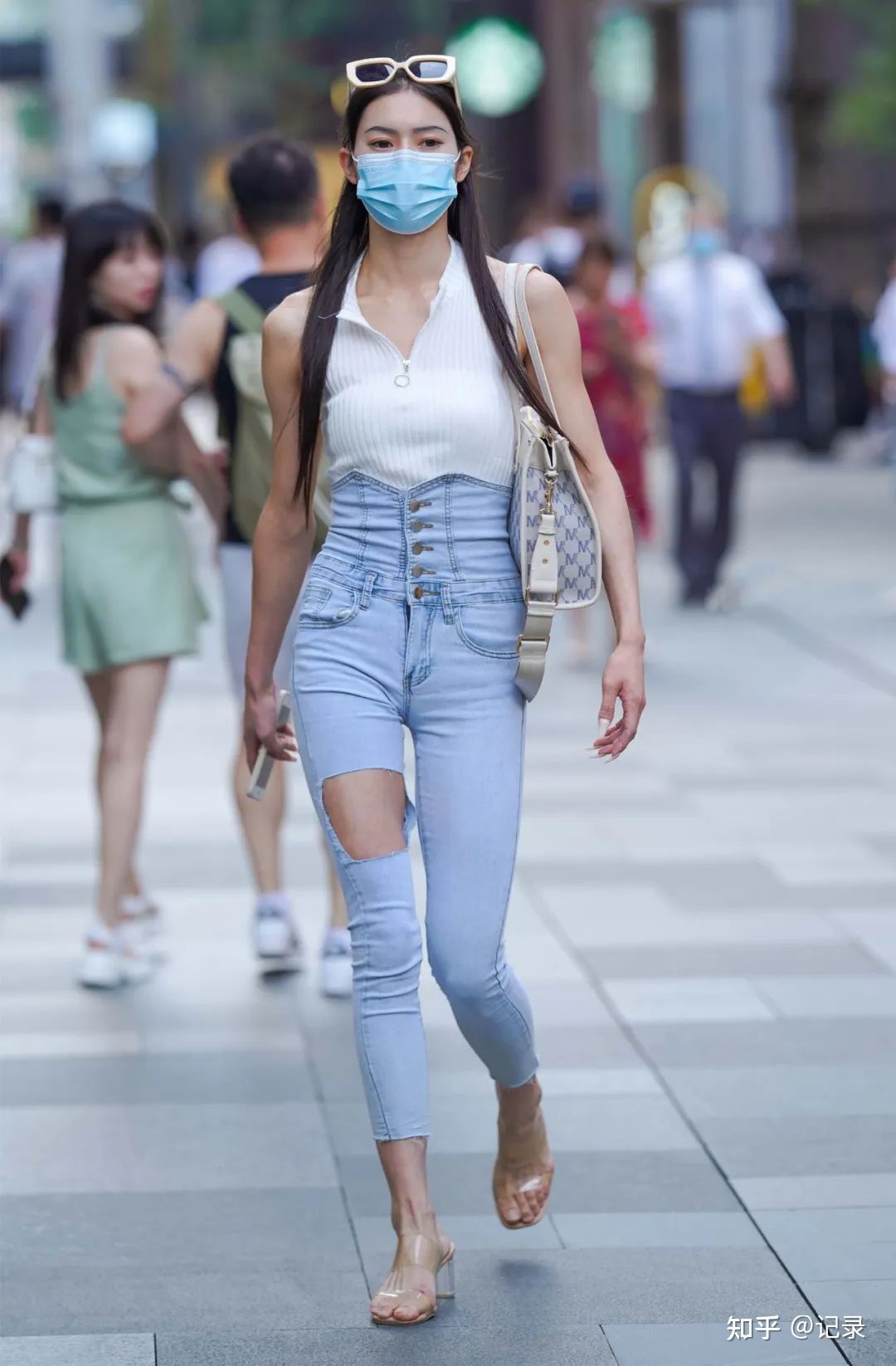 Thiếu nữ Trung Quốc diện đủ loại quần jean xuống phố thu hút ánh nhìn - ảnh 6