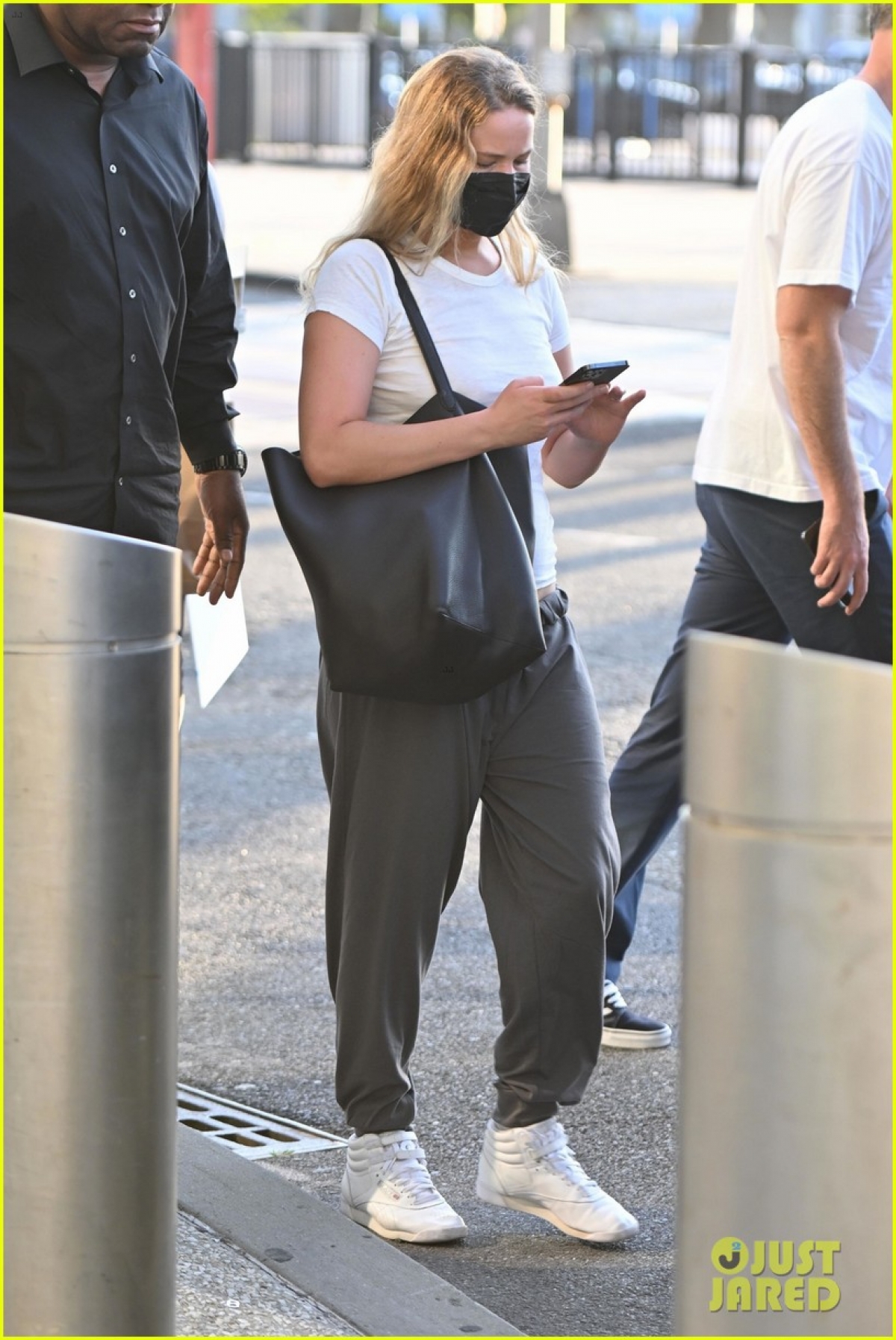 Vợ chồng Jennifer Lawrence lên đồ đồng điệu tái xuất ở sân bay - ảnh 4