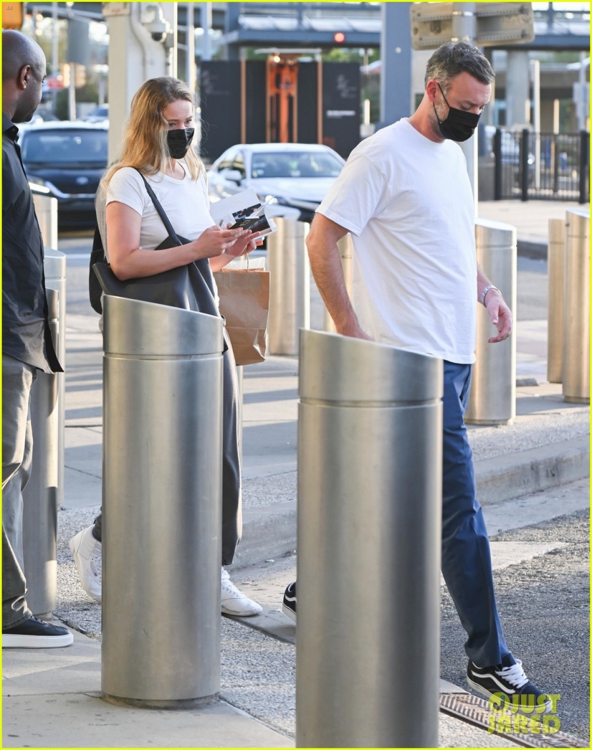 Vợ chồng Jennifer Lawrence lên đồ đồng điệu tái xuất ở sân bay - ảnh 2