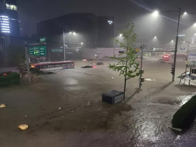 Trận mưa lịch sử nhấn chìm Seoul, 7 người thiệt mạng, 6 người mất tích - ảnh 1