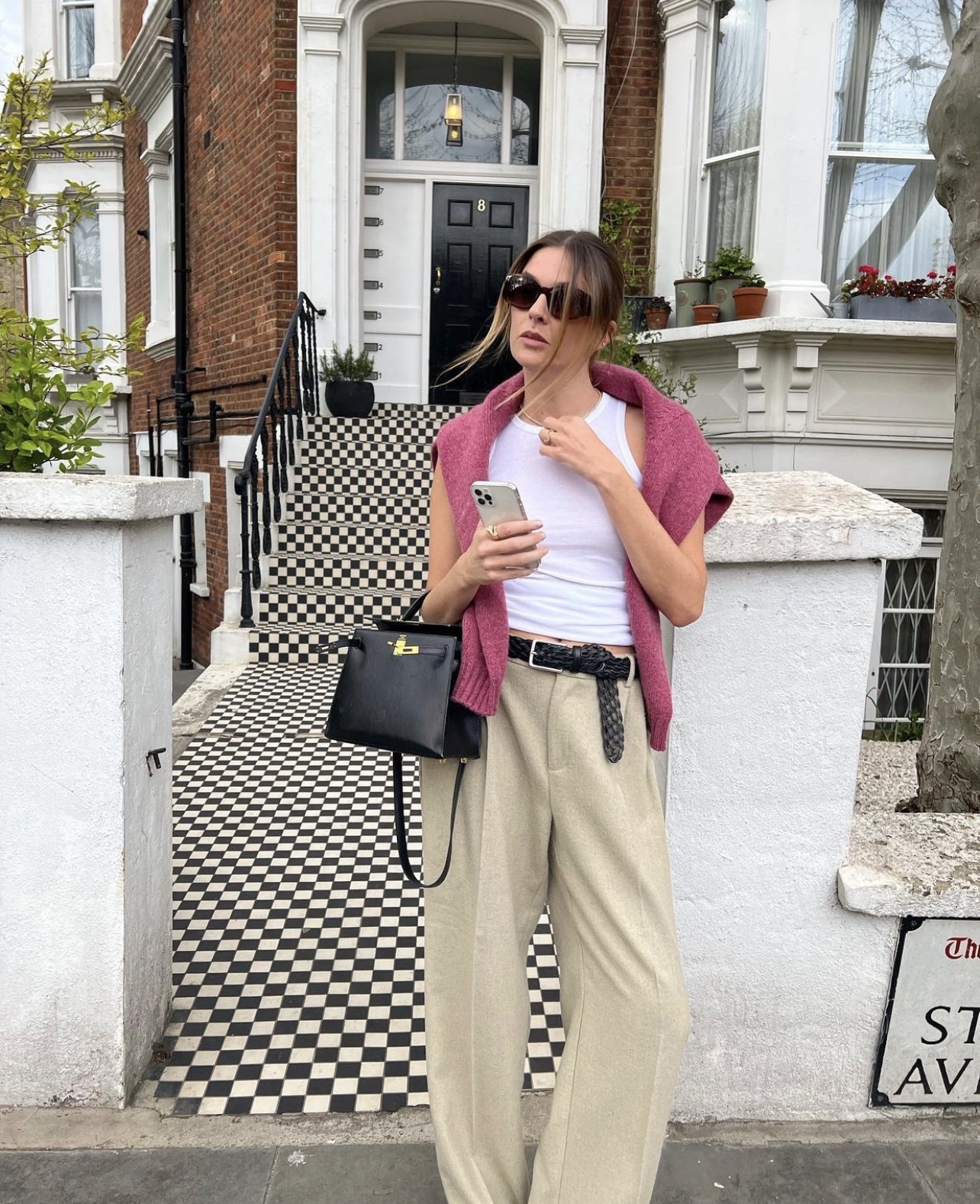 4 item thời trang cơ bản mà mọi phụ nữ ở London thường mang xuống phố - ảnh 2