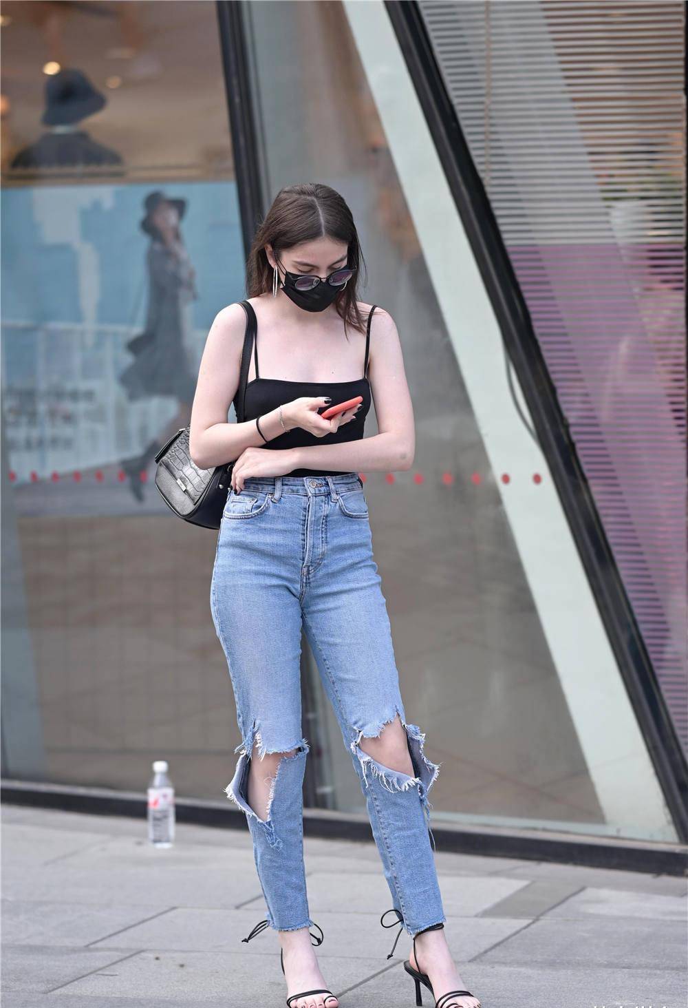 Thiếu nữ Trung Quốc diện đủ loại quần jean xuống phố thu hút ánh nhìn - ảnh 7