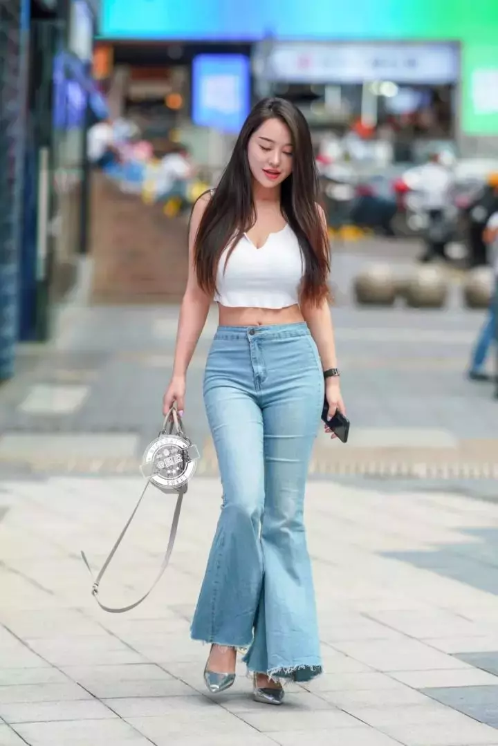 Thiếu nữ Trung Quốc diện đủ loại quần jean xuống phố thu hút ánh nhìn - ảnh 4