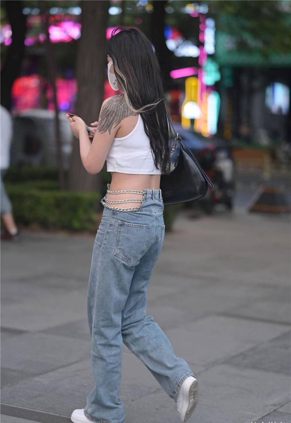 Thiếu nữ Trung Quốc diện đủ loại quần jean xuống phố thu hút ánh nhìn - ảnh 5