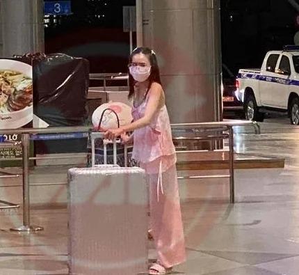 Vợ Chi Bảo mặc đồ ngủ gần 100 triệu đi máy bay du lịch châu Âu - ảnh 7