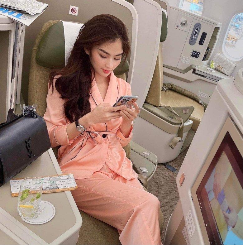 Vợ Chi Bảo mặc đồ ngủ gần 100 triệu đi máy bay du lịch châu Âu - ảnh 3