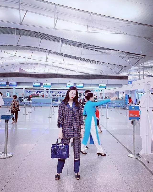 Vợ Chi Bảo mặc đồ ngủ gần 100 triệu đi máy bay du lịch châu Âu - ảnh 5
