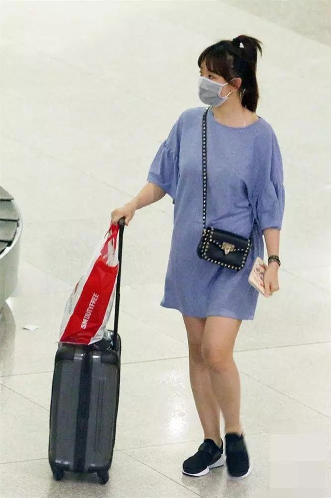 Vợ Chi Bảo mặc đồ ngủ gần 100 triệu đi máy bay du lịch châu Âu - ảnh 8