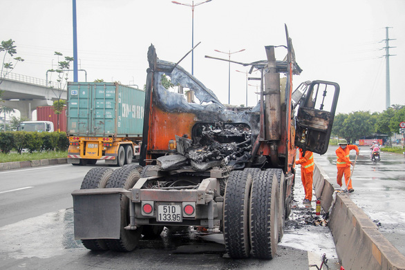 Cabin xe cháy ngùn ngụt trên xa lộ, tài xế tháo thùng container để cứu hàng - ảnh 3