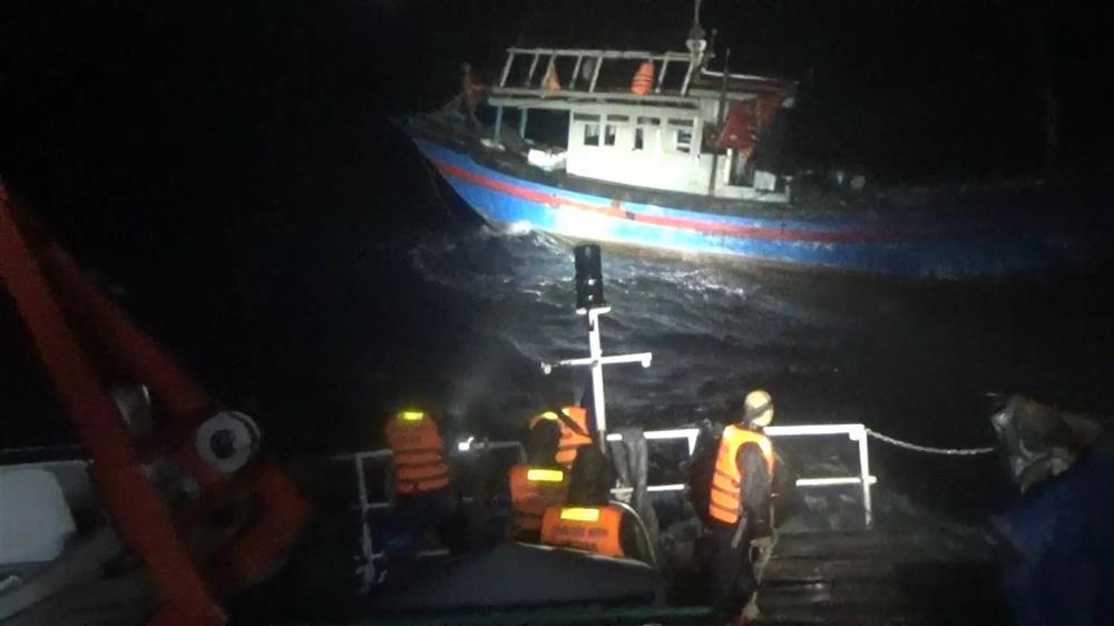 Nỗ lực xuyên đêm cứu thành công ngư dân bị chìm tàu ở Quảng Ngãi - ảnh 1