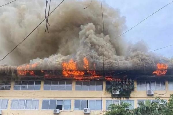 Cháy ngùn ngụt trên tầng 5 tòa nhà ở Hà Nội - ảnh 1